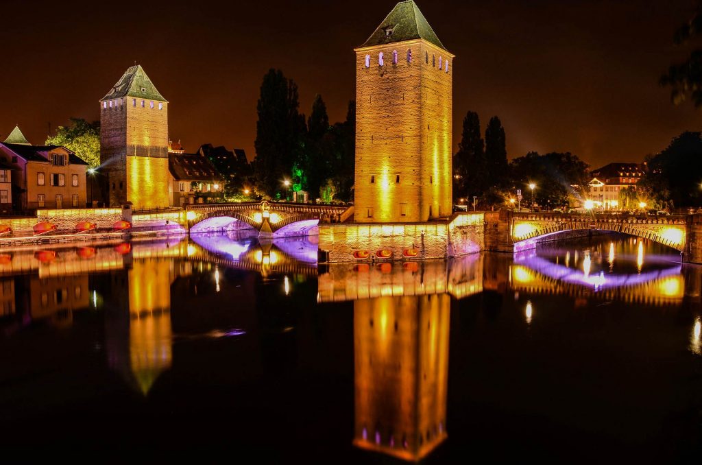 Straßburg Attraktionen: beleuchtete Brücke