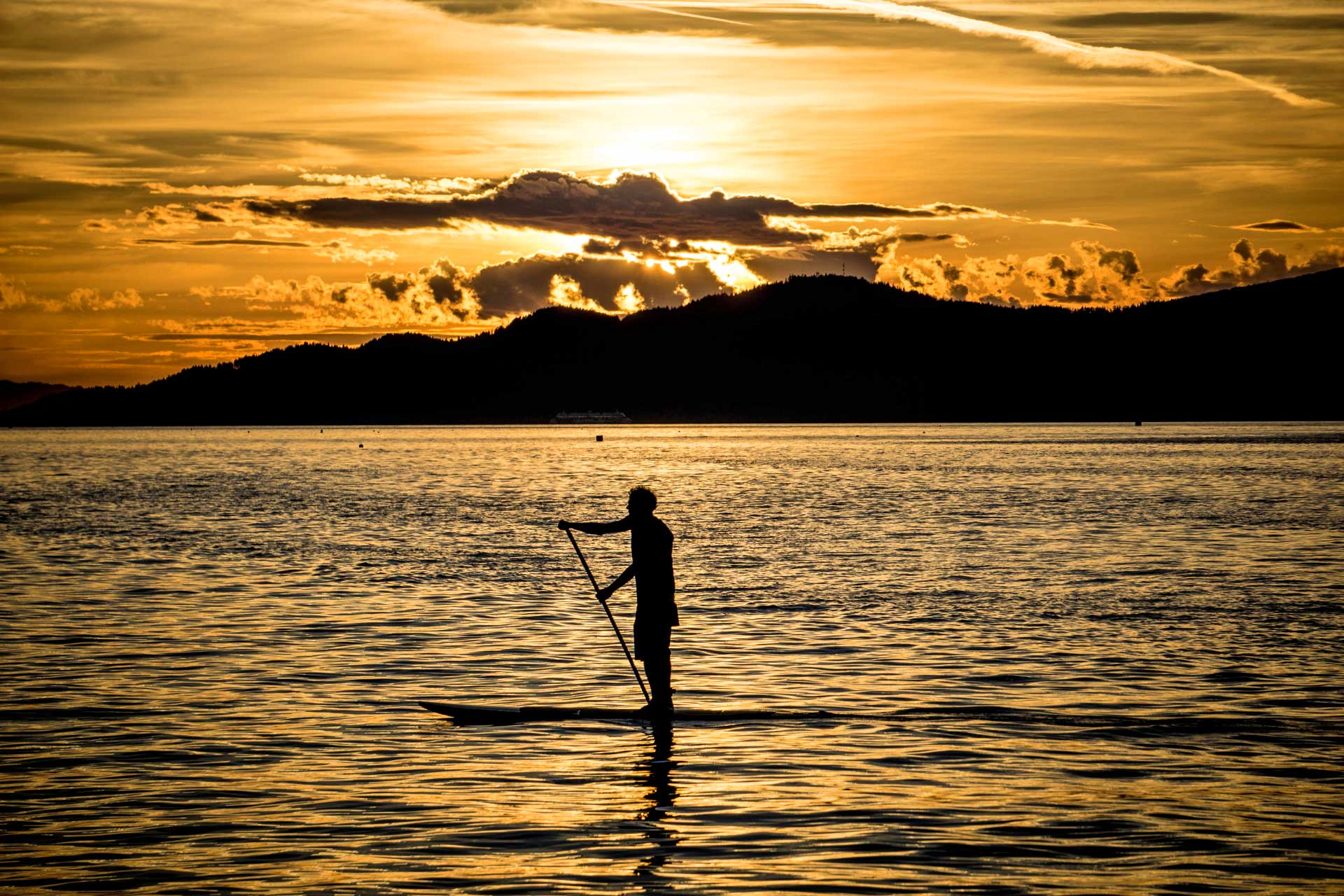 stand-up-paddling-wasser-sonnenuntergang