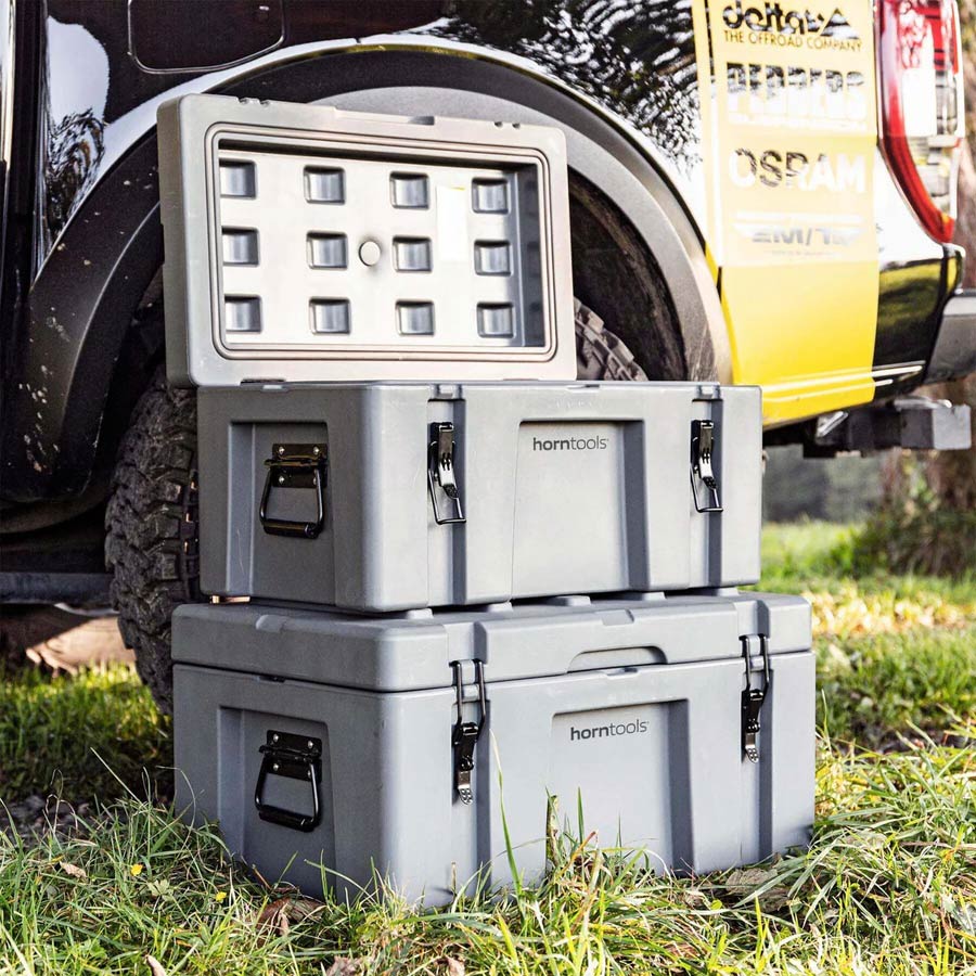 Transportbox auf Allrad-Van von Horntools