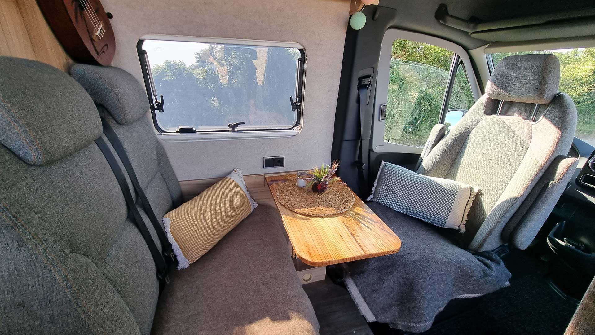 Selbstklebender Camper Filz für deinen Van-Ausbau: der Nadelfilz von Adventure Truck im Praxistest