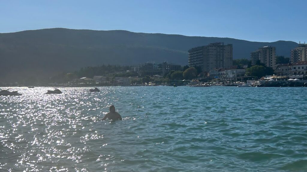 Beachclub La Bamba, Igalo im Hintergrund