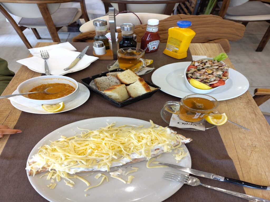 Eine interessante Pizza Calzone in Montenegro